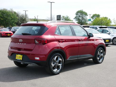 Used 2024 Hyundai Venue Limited FWD image 7