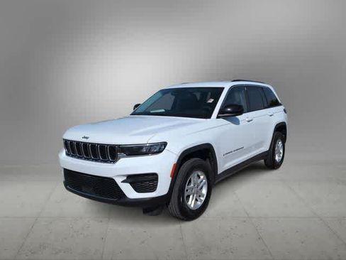 Used 2023 Jeep Grand Cherokee Laredo AWD/4WD image 4