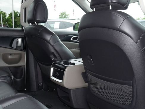 Used 2025 Kia Carnival FWD image 25