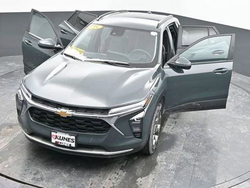 Used 2025 Chevrolet Trax LT image 59