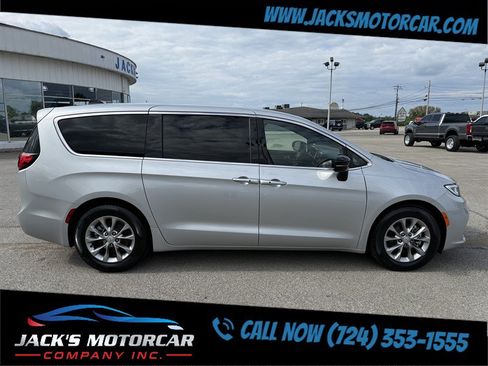 Used 2026 Chrysler Pacifica Limited FWD image 5