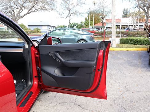 Used 2022 Tesla Model Y Performance image 23