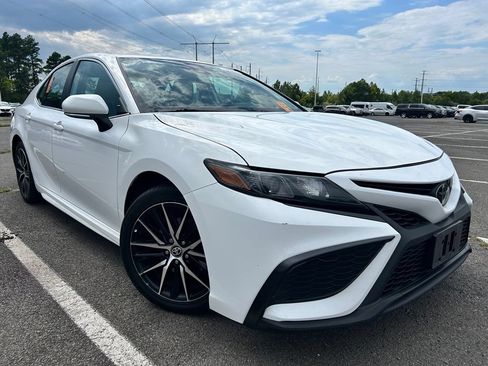 Used 2018 Toyota Camry SE FWD image 1