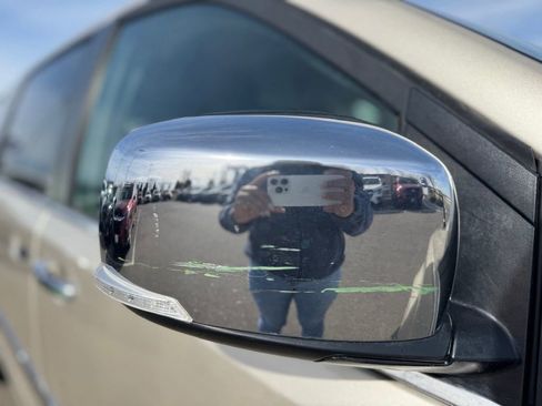 Used 2014 Chrysler Town & Country Touring-L w/ Driver Convenience Group image 54