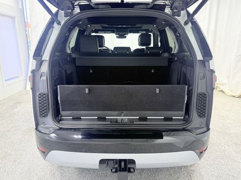 Used 2023 Land Rover Discovery Metropolitan Edition image 9