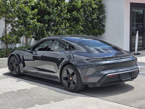 Used 2022 Porsche Taycan image 3