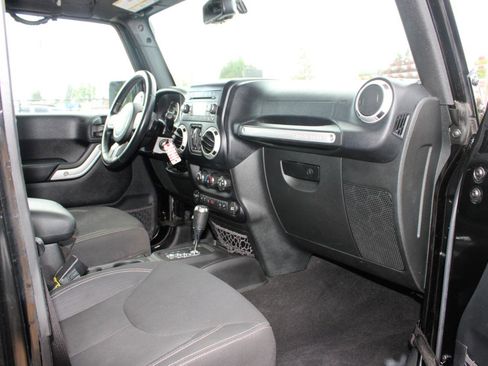 Used 2016 Jeep Wrangler Unlimited Rubicon w/ Connectivity Group AWD/4WD image 15