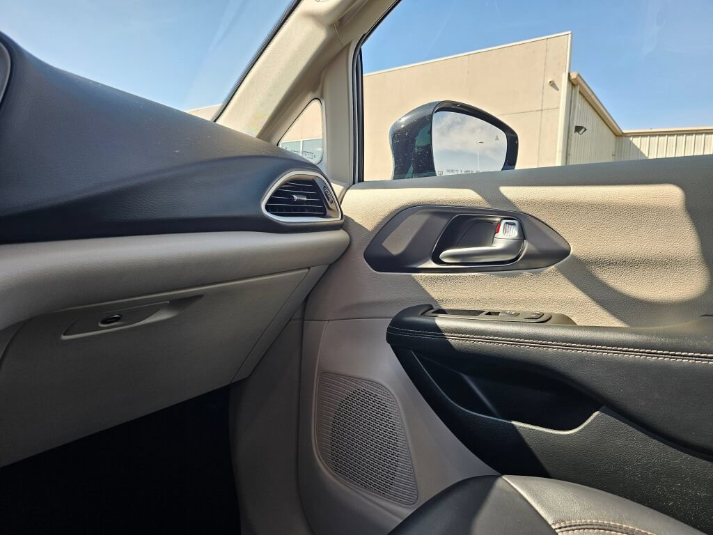 Used 2024 Chrysler Pacifica Touring-L FWD image 28