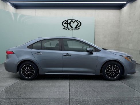 Used 2021 Toyota Corolla LE FWD image 2