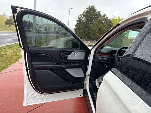 Certified 2024 Lincoln Aviator Reserve w/ Equipment Group 201A AWD/4WD image 11
