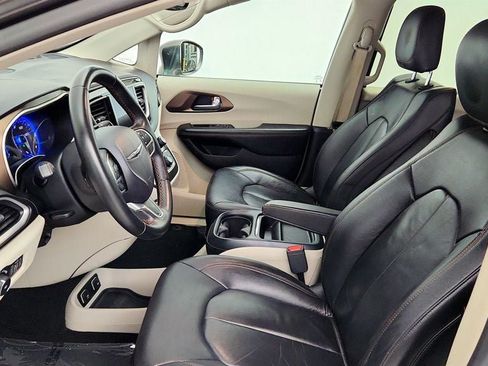 Used 2017 Chrysler Pacifica Touring-L FWD image 18