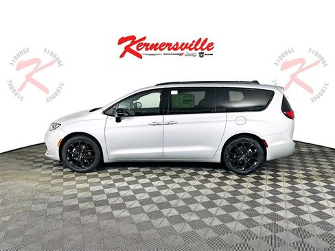 New 2026 Chrysler Pacifica Limited w/ Uconnect Theater Family Group image 4