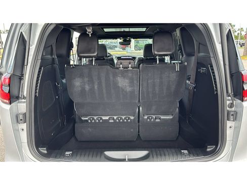 Used 2023 Chrysler Pacifica Limited w/ Uconnect Theater Family Group FWD image 18