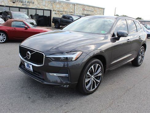 Used 2022 Volvo XC60 B5 Momentum w/ Protection Package Premier FWD image 3