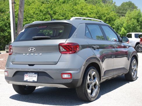 Used 2024 Hyundai Venue SEL FWD image 5