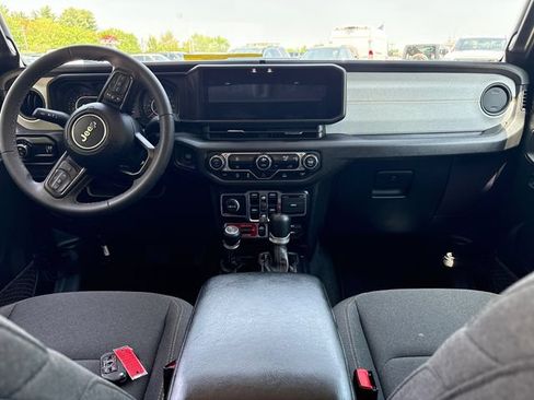 Used 2024 Jeep Gladiator Overland AWD/4WD image 17