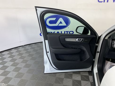 Used 2023 Volvo XC40 B5 Plus AWD/4WD image 13