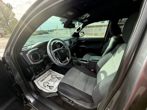 Used 2021 Toyota Tacoma TRD Off-Road w/ Technology Package AWD/4WD image 23