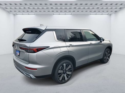 New 2026 Mitsubishi Outlander SE image 4