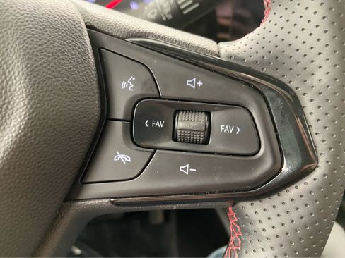 Used 2024 Chevrolet Trax RS w/ Sunroof Package image 18