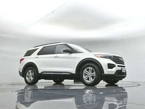 Certified 2023 Ford Explorer XLT RWD image 4