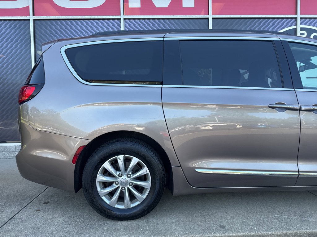 Used 2017 Chrysler Pacifica Touring-L FWD image 5