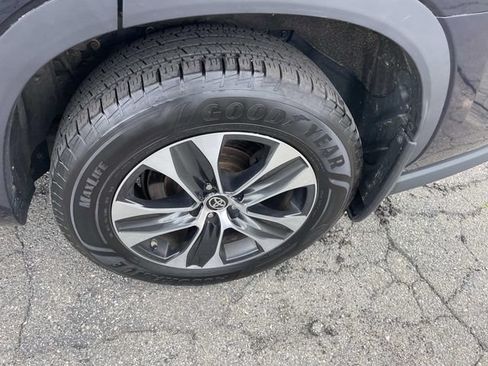 Used 2020 Toyota Highlander XLE AWD/4WD image 14