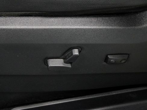 Used 2016 Chrysler Town & Country Touring FWD image 23