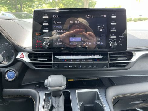 Used 2022 Toyota Sienna XLE Woodland Edition AWD/4WD image 18