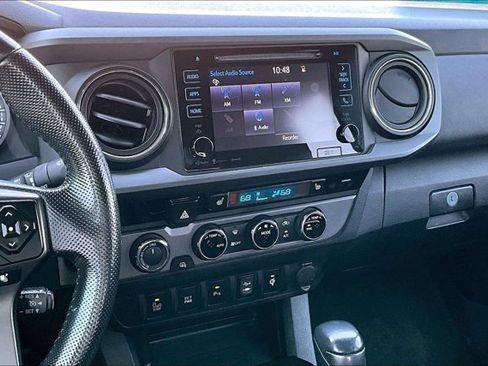 Used 2016 Toyota Tacoma TRD Off-Road w/ Premium & Technology Package AWD/4WD image 10