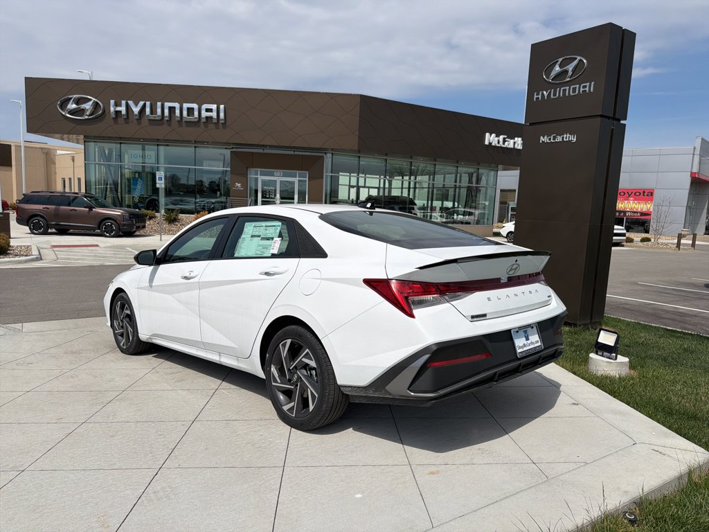 New 2025 Hyundai Elantra SEL FWD image 3