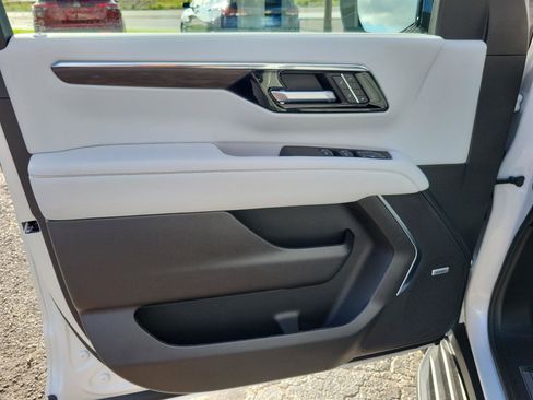 New 2025 Chevrolet Suburban Premier image 21