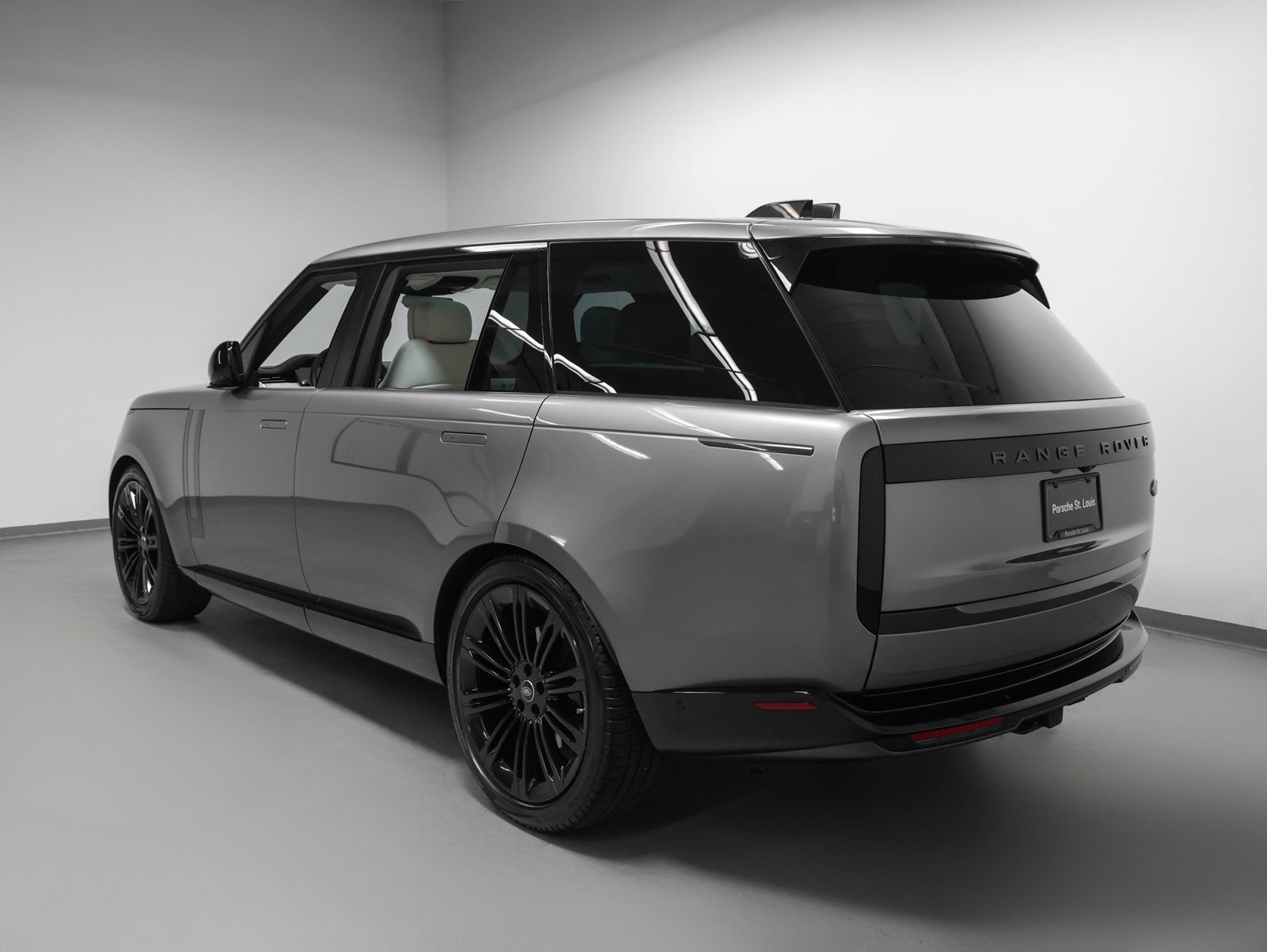 Used 2023 Land Rover Range Rover Long Wheelbase SE AWD/4WD image 3