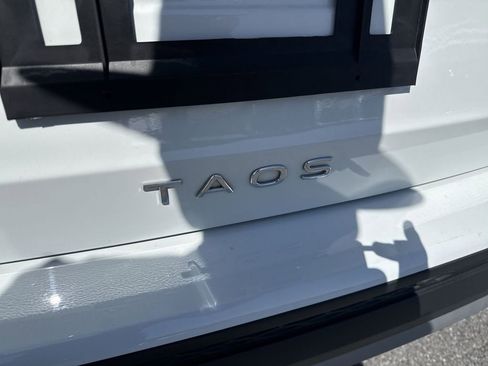 Used 2024 Volkswagen Taos SE w/ Panoramic Sunroof Package AWD/4WD image 6