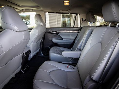 Used 2023 Toyota Highlander Limited image 42