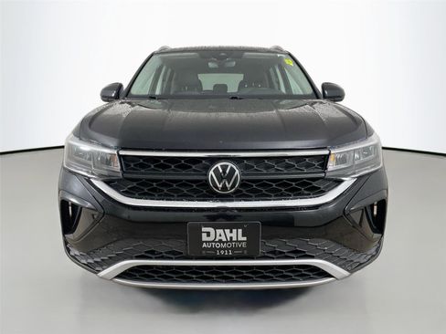 Used 2024 Volkswagen Taos SE AWD/4WD image 3