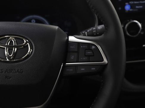 Used 2025 Toyota Highlander Platinum image 28