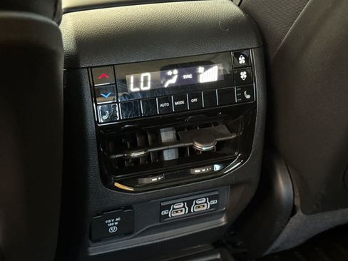 Used 2024 Jeep Grand Cherokee L Limited w/ Black Appearance Package AWD/4WD image 13
