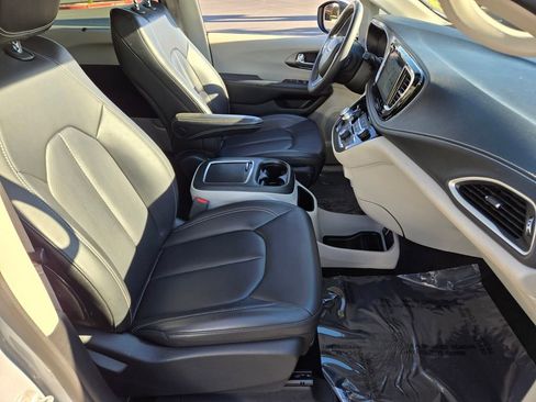Used 2023 Chrysler Pacifica Touring-L image 16
