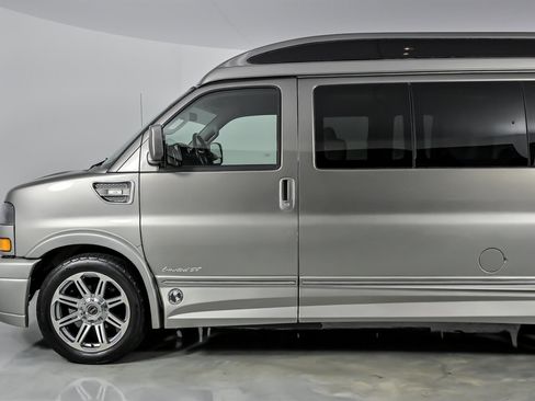 Used 2018 GMC Savana 2500 Extended w/ Enhanced Convenience Package image 7