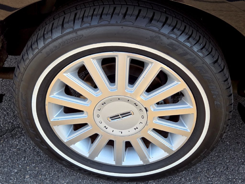 Used 2006 Lincoln Town Car Signature RWD image 9