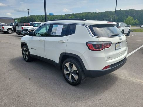 Used 2017 Jeep Compass Latitude w/ Cold Weather Group FWD image 5