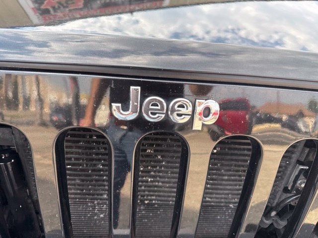 Used 2015 Jeep Wrangler Unlimited Rubicon w/ Connectivity Group AWD/4WD image 17