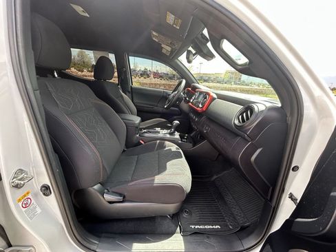 Used 2018 Toyota Tacoma TRD Off-Road AWD/4WD image 30