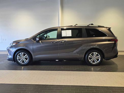 Used 2023 Toyota Sienna Platinum AWD/4WD image 2