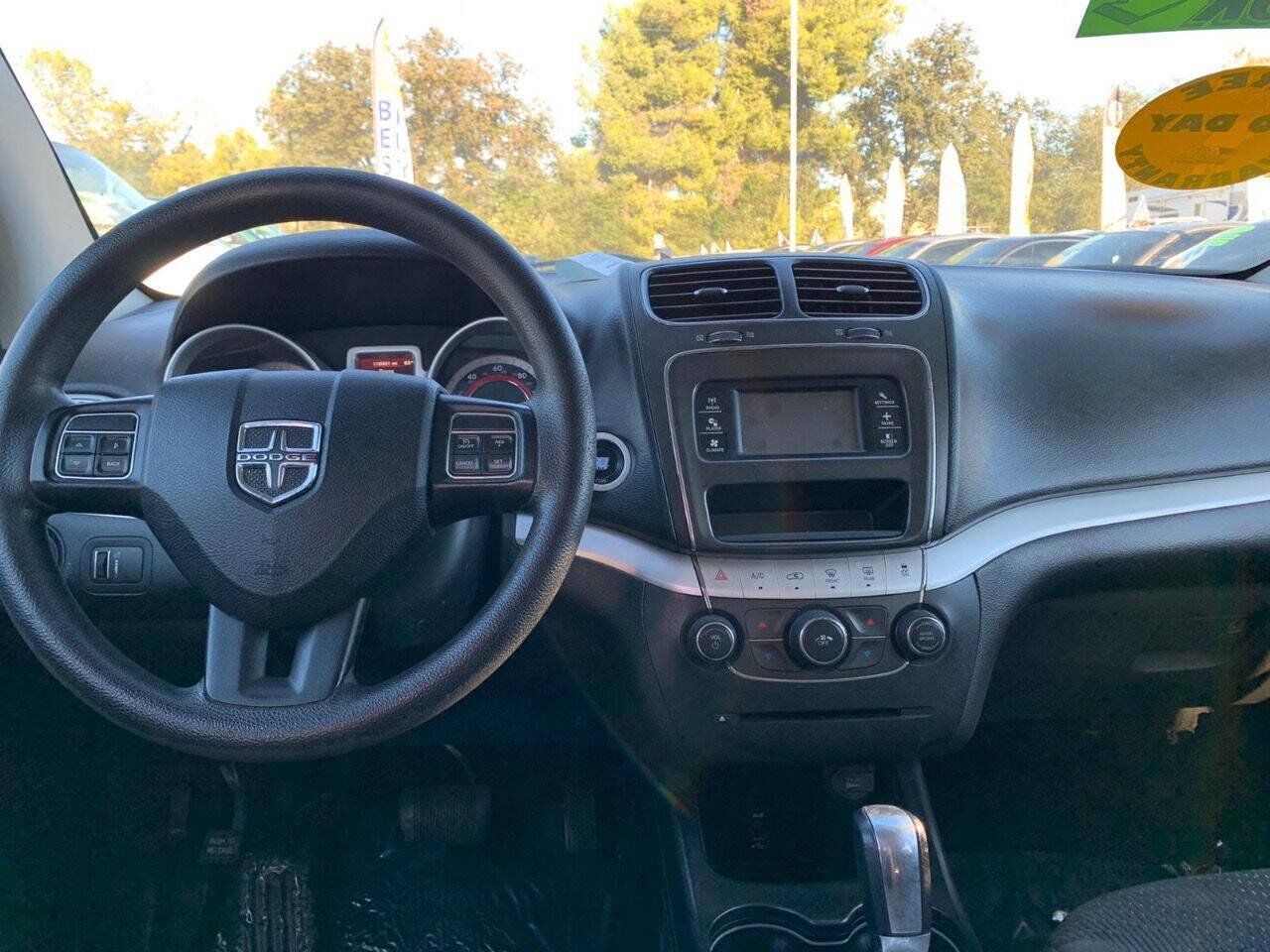 Used 2017 Dodge Journey SXT w/ Comfort/Convenience Group FWD image 11