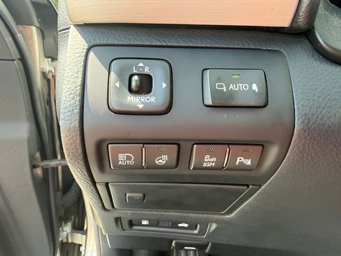 Used 2017 Lexus LS 460 RWD image 17