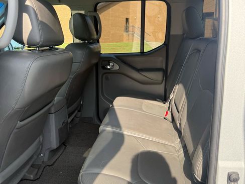 Used 2007 Nissan Frontier LE w/ Leather Pkg AWD/4WD image 11