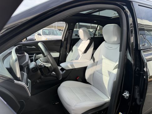 Used 2025 Cadillac XT4 Sport image 33