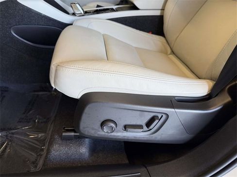 Used 2025 Volvo XC40 B5 Plus w/ Protection Package Premier image 3